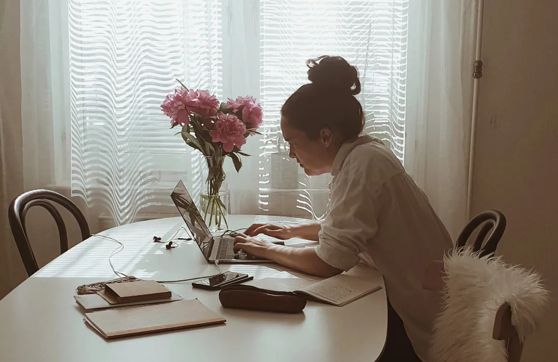 Noemí reading at a café